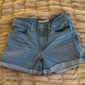 LEVI’SCute light wash Levi’s denim shorts